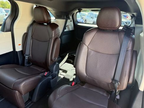 Used 2023 Toyota Sienna Platinum FWD image 28