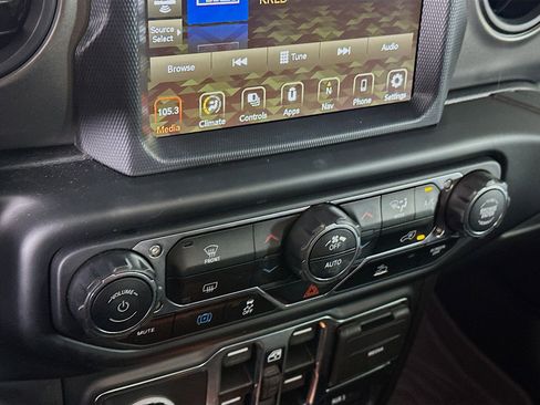 Used 2023 Jeep Wrangler Unlimited w/ Sun & Screen Package image 22