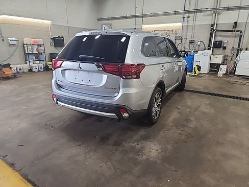 Used 2017 Mitsubishi Outlander ES AWD/4WD image 5