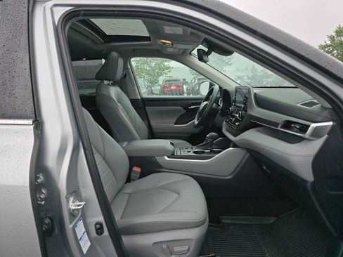 Used 2022 Toyota Highlander XLE AWD/4WD image 11