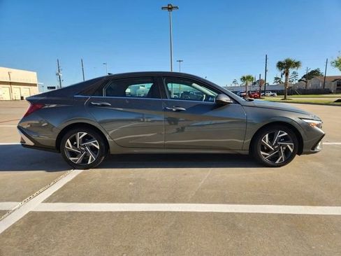 Used 2025 Hyundai Elantra Limited image 4
