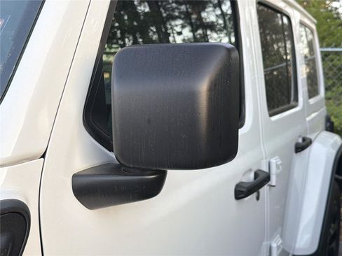 Used 2025 Jeep Wrangler Sahara image 5