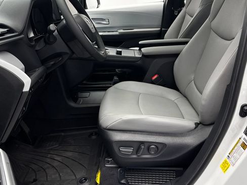 Used 2026 Toyota Sienna XLE FWD image 12