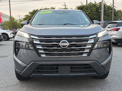 Used 2025 Nissan Rogue SV FWD image 2