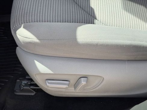 Used 2022 Toyota Highlander LE FWD image 5