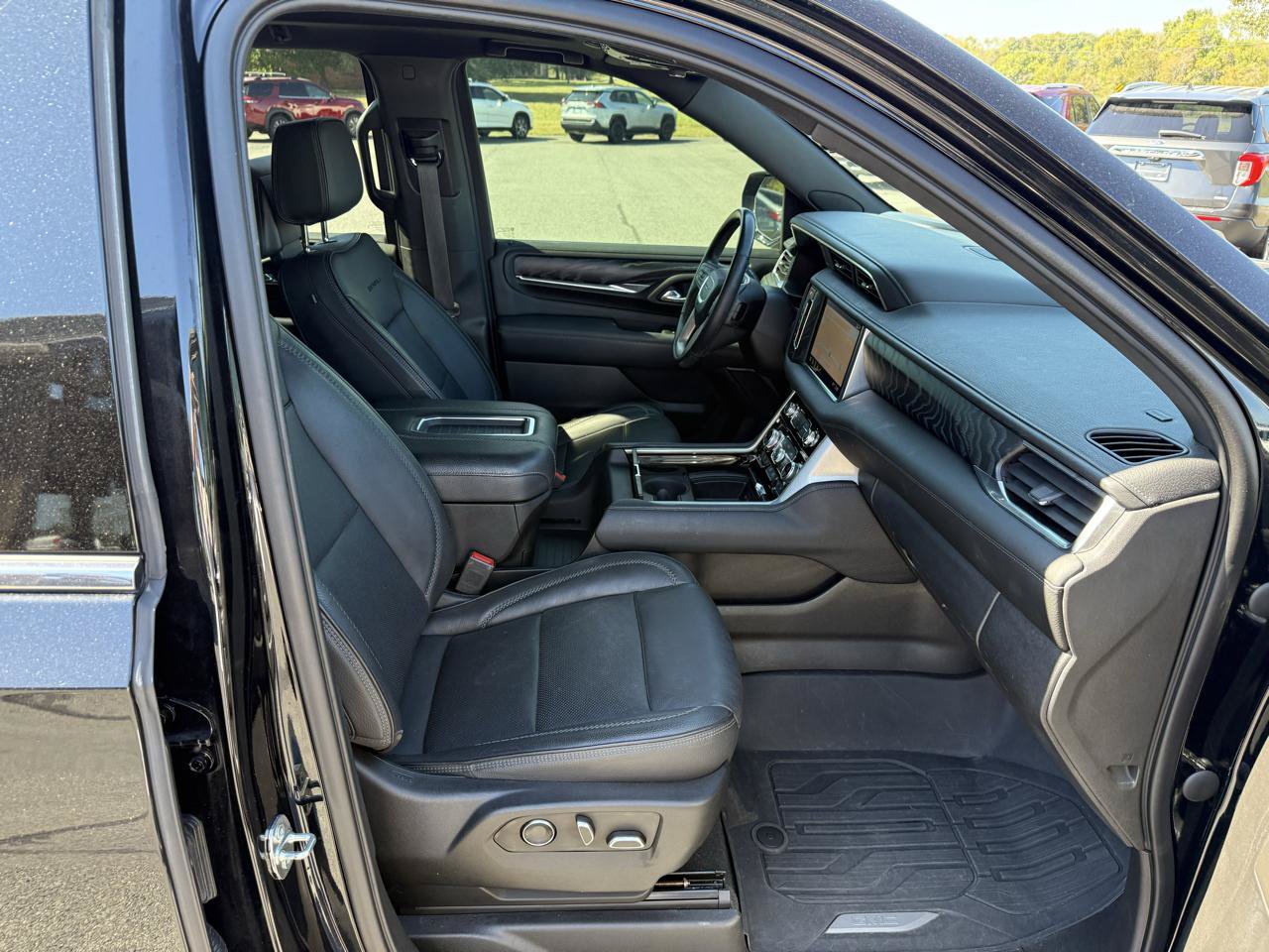 Used 2021 GMC Yukon Denali w/ Denali Ultimate Package AWD/4WD image 25