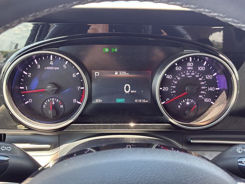 Used 2024 Kia Carnival EX FWD image 25