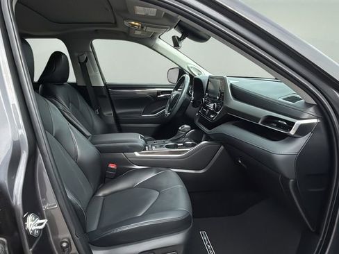 Used 2022 Toyota Highlander Limited FWD image 14