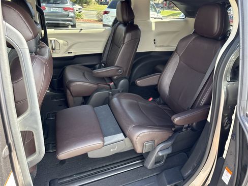 Used 2023 Toyota Sienna Platinum image 11