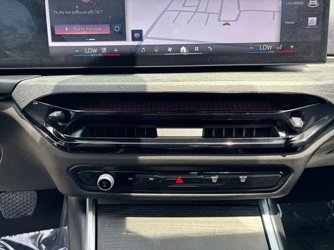 Used 2025 BMW 330i Sedan w/ Convenience Package RWD image 20