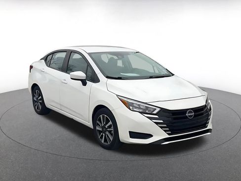 Used 2025 Nissan Versa SV image 3
