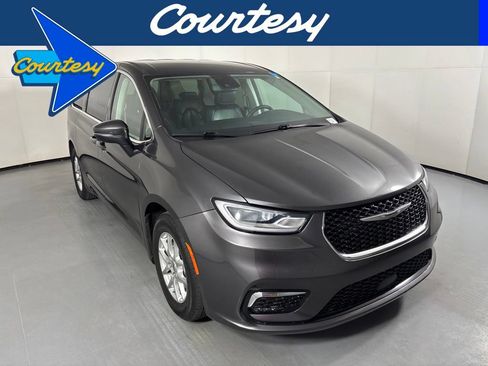 Used 2023 Chrysler Pacifica Touring-L FWD image 1