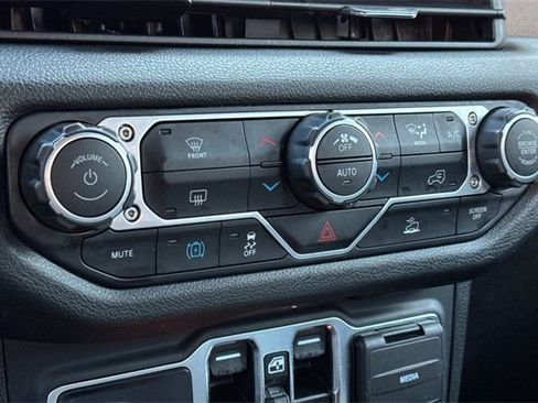 Used 2024 Jeep Wrangler Unlimited image 23