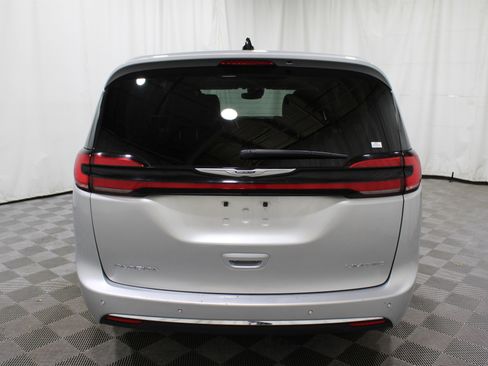 Used 2024 Chrysler Pacifica Limited image 36