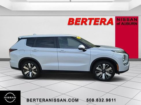 Used 2025 Mitsubishi Outlander SE AWD/4WD image 2