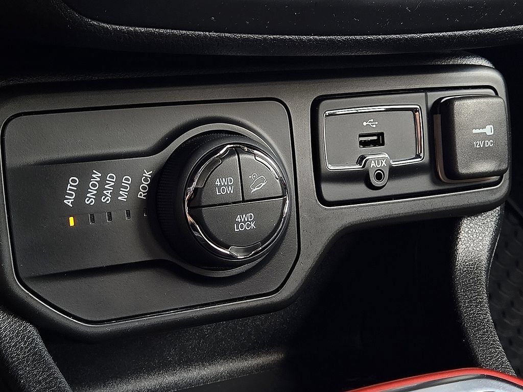 Used 2018 Jeep Renegade Trailhawk w/ Cold Weather Group II AWD/4WD image 14