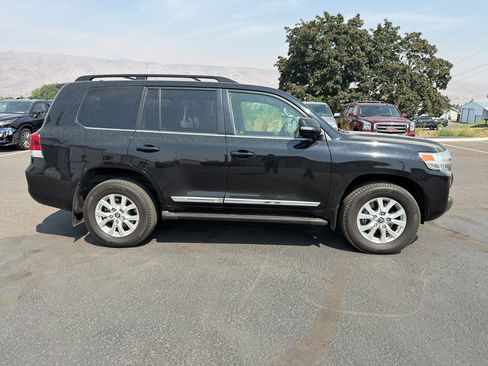 Used 2018 Toyota Land Cruiser AWD/4WD image 6
