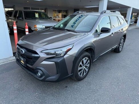 Used 2024 Subaru Outback Premium AWD/4WD image 2