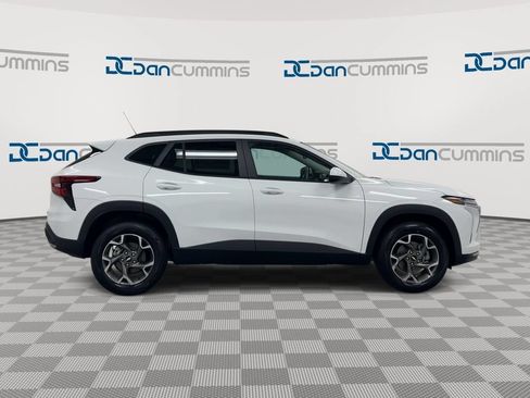 Used 2025 Chevrolet Trax LT FWD image 9