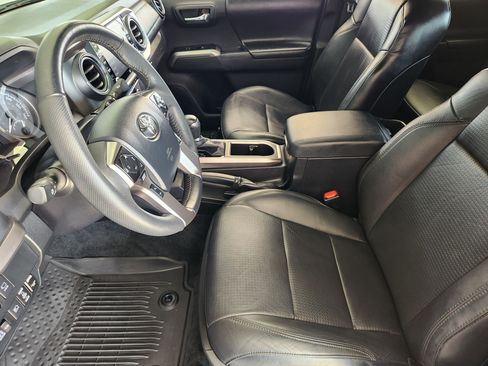 Used 2023 Toyota Tacoma Limited AWD/4WD image 13