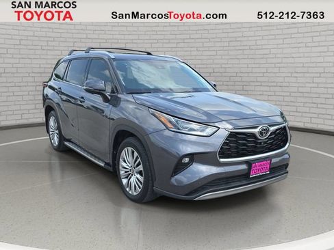 Used 2023 Toyota Highlander Platinum FWD image 3