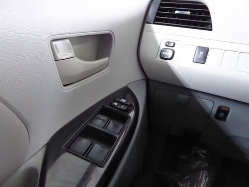 Used 2014 Toyota Sienna LE image 14