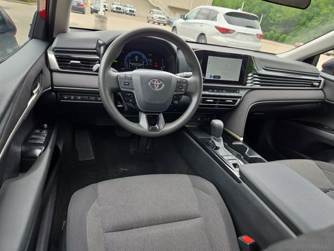 Used 2025 Toyota Camry LE FWD image 8