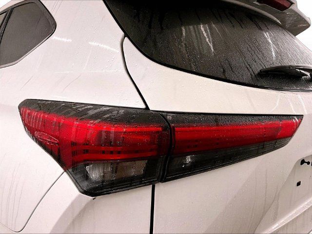 Used 2022 Toyota Highlander LE AWD/4WD image 29