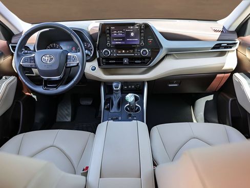 Used 2021 Toyota Highlander XLE FWD image 27