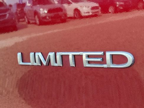 Used 2018 Chrysler Pacifica Limited w/ Tire & Wheel Group image 6