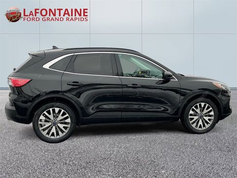 Used 2022 Ford Escape Titanium w/ Class II Trailer Tow Package image 8