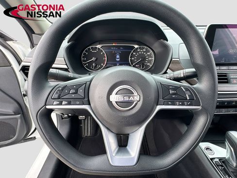 Used 2025 Nissan Altima 2.5 SV FWD image 14
