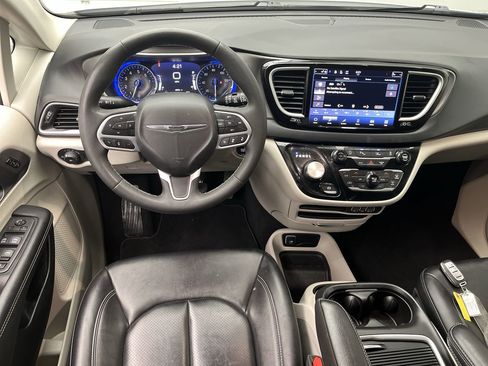 Used 2024 Chrysler Pacifica Touring-L image 14