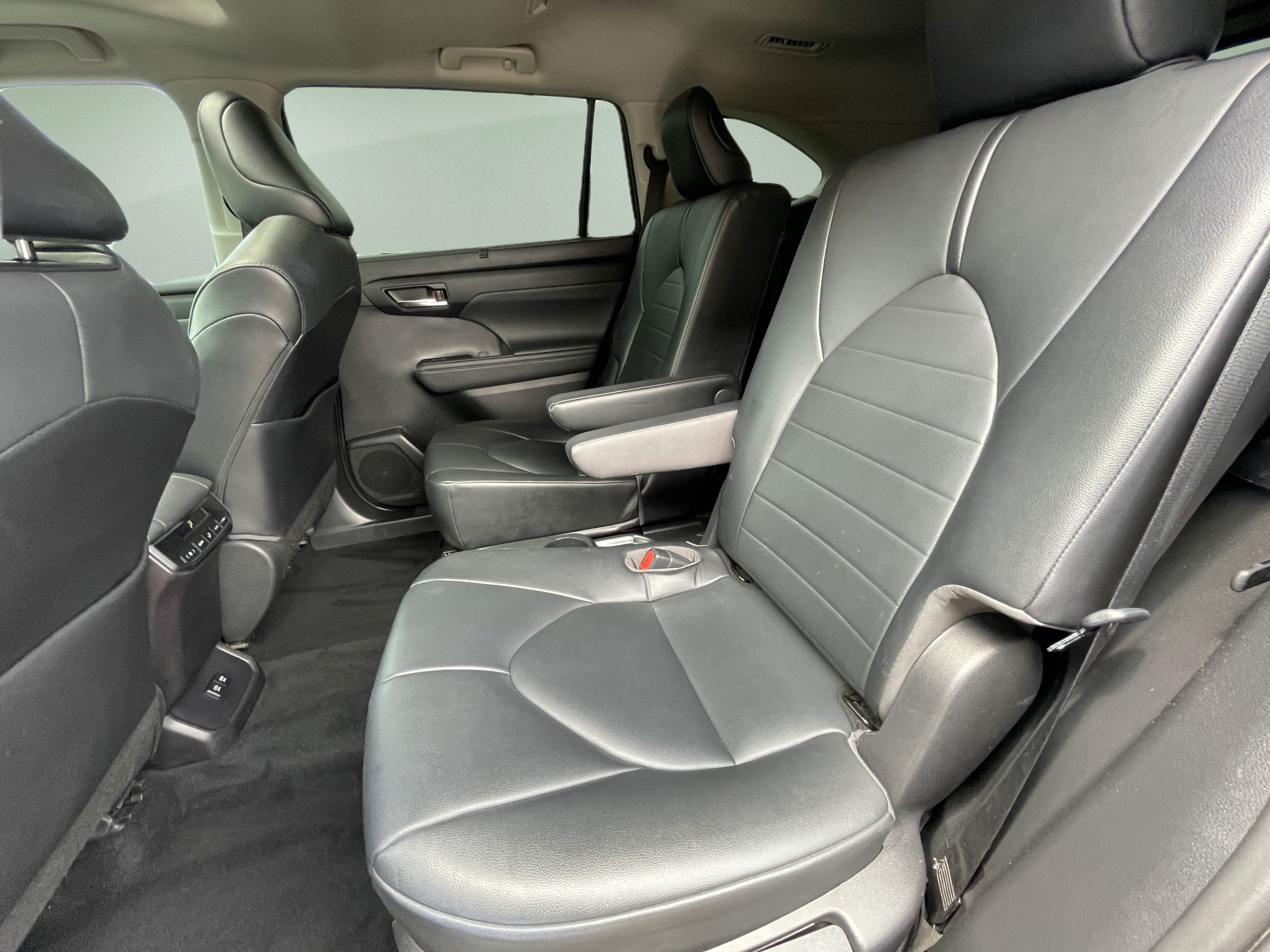 Used 2021 Toyota Highlander XLE AWD/4WD image 30