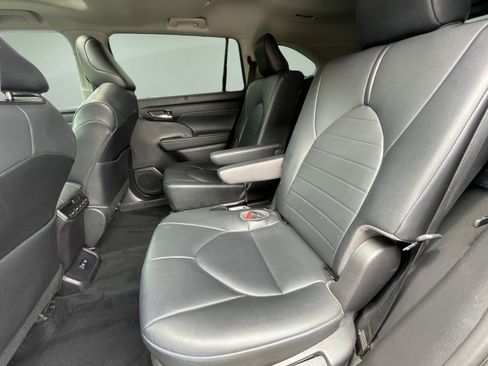 Used 2021 Toyota Highlander XLE AWD/4WD image 30