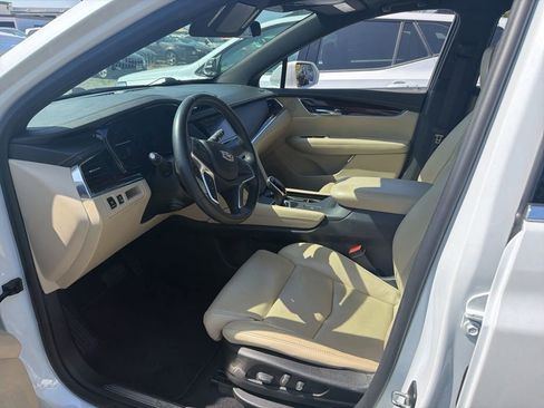 Used 2017 Cadillac XT5 Luxury w/ Driver Awareness Package FWD image 7