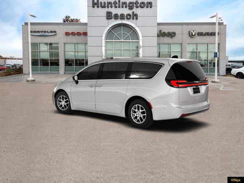 New 2026 Chrysler Pacifica Select image 4
