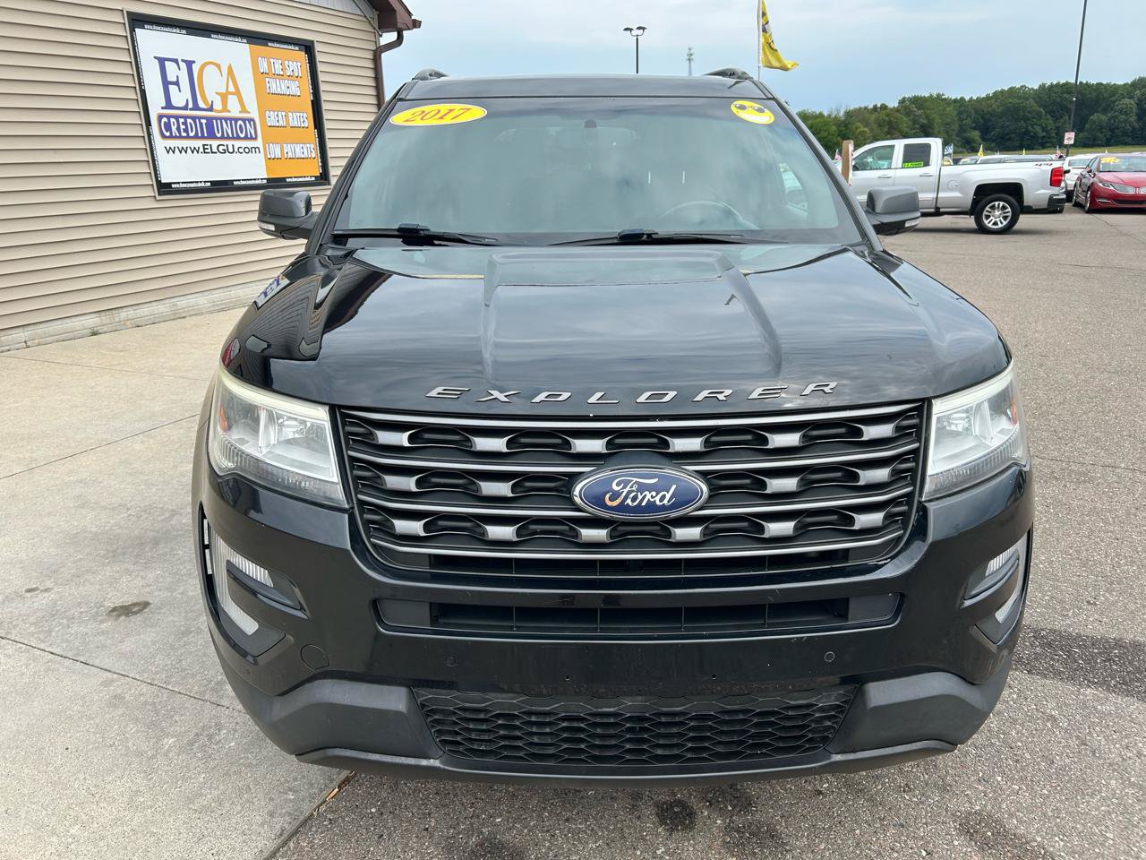 Used 2017 Ford Explorer XLT w/ XLT Technology Feature Bundle AWD/4WD image 2