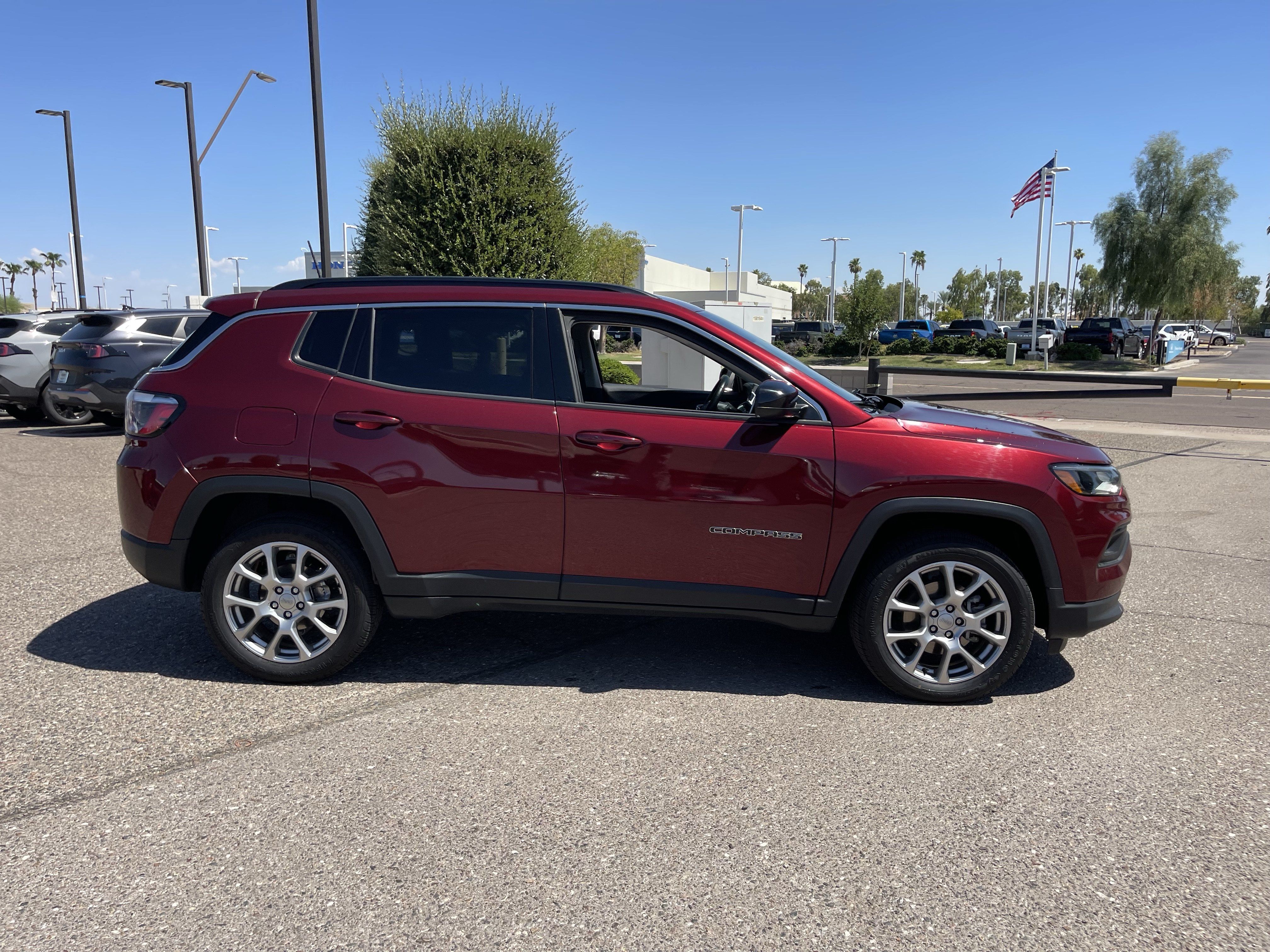Used 2022 Jeep Compass Latitude AWD/4WD image 6