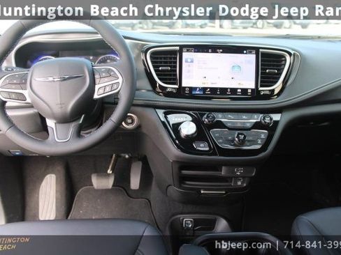 Used 2026 Chrysler Pacifica Select image 14