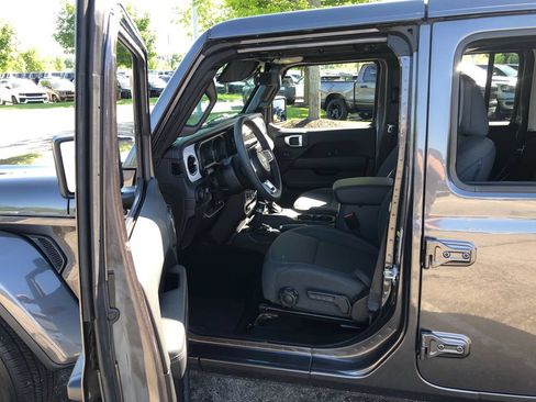 Used 2025 Jeep Wrangler Unlimited Sahara AWD/4WD image 21