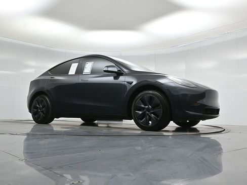 Used 2024 Tesla Model Y Long Range image 2