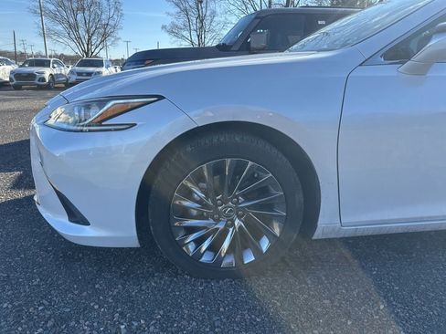 Used 2025 Lexus ES 300h w/ Luxury Package image 9