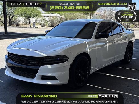 Used 2017 Dodge Charger SE w/ Blacktop Package RWD image 3