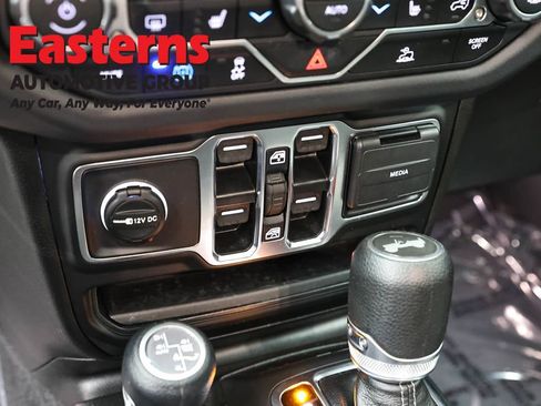 Used 2025 Jeep Wrangler Unlimited Sahara AWD/4WD image 21