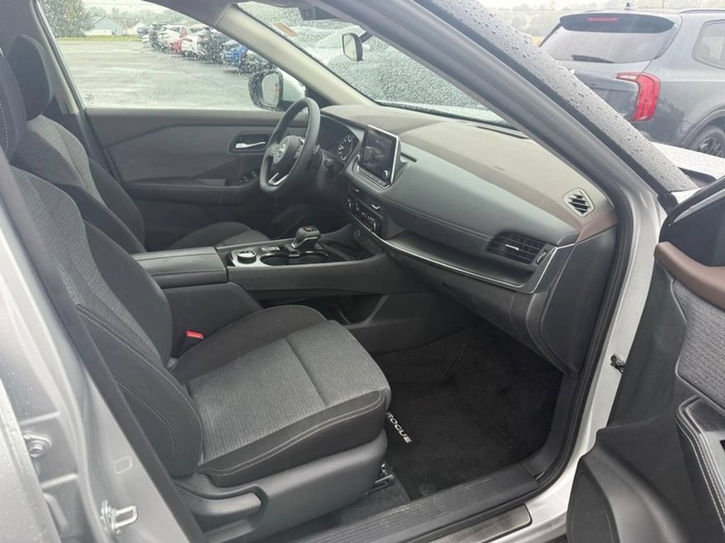Used 2023 Nissan Rogue SV AWD/4WD image 18