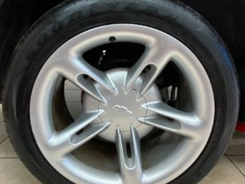 Used 2004 Chevrolet SSR w/ Preferred Equipment Group RWD image 24