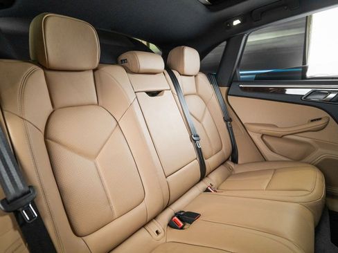 Certified 2022 Porsche Macan image 38