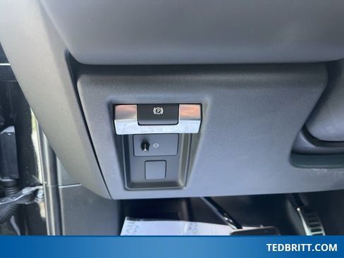 Used 2024 Land Rover Defender 90 V8 image 36