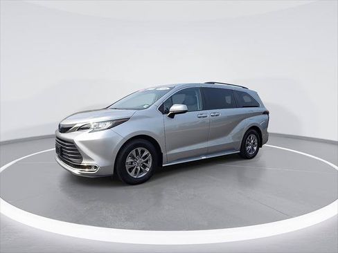Certified 2023 Toyota Sienna XLE FWD image 5